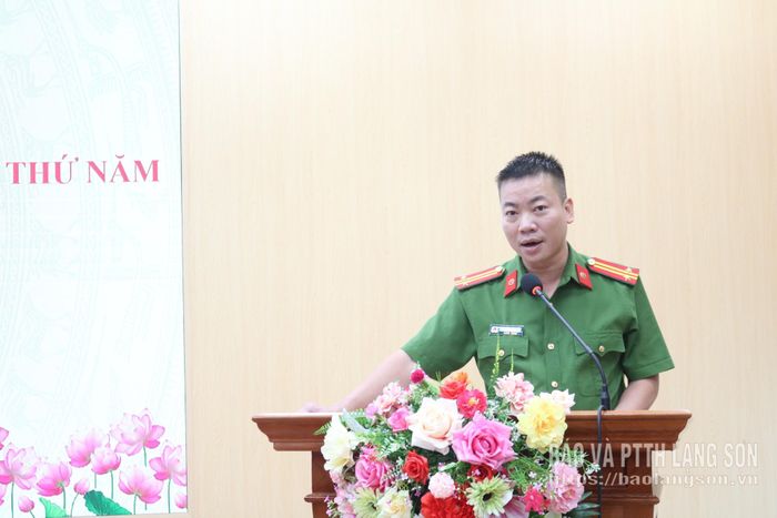 Lãnh đạo Công an phường báo cáo tình hình an ninh trật tự trên địa bàn phường