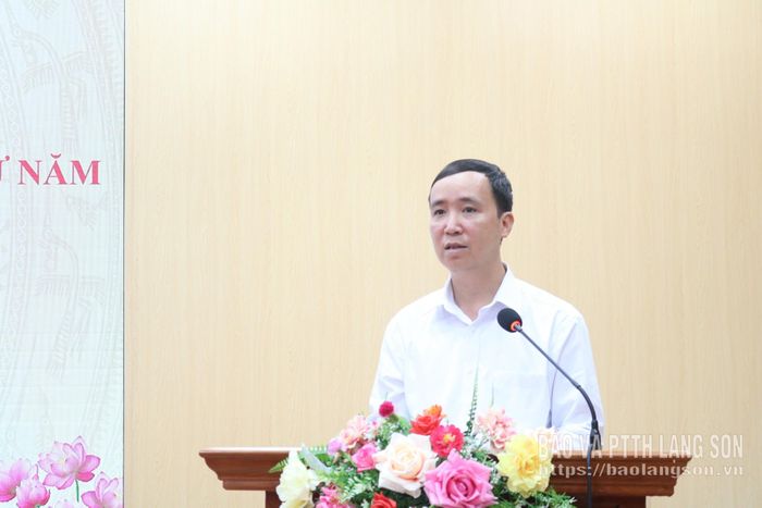 Lãnh đạo Đảng ủy phường trình bày báo cáo kết quả công tác 6 tháng đầu năm