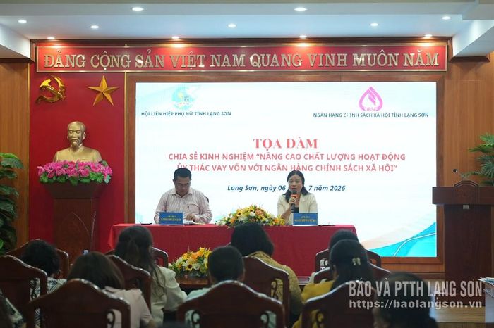 Lãnh đạo Hội LHPN tỉnh và lãnh đạo Ngân hàng Chính sách xã hội Chi nhánh tỉnh trả lời các câu hỏi của hội viên, phụ nữ tại tọa đàm chuyên đề