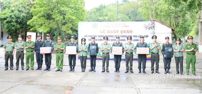 Lãnh đạo Công an tỉnh và lãnh đạo các phòng nghiệp vụ, Ban Thanh niên Công an tỉnh tặng quà, động viên các chiến sĩ lên đường thực hiện nhiệm vụ