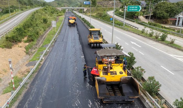 Theo kế hoạch, dự án mở rộng đoạn Yên Bái - Lào Cai thuộc tuyến cao tốc Nội Bài - Lào Cai với tổng chiều dài 121,33 km sẽ cơ bản hoàn thành trong năm 2026.