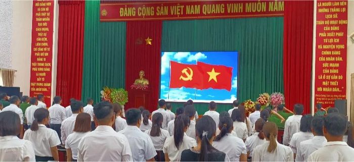 Các đại biểu thực hiện nghi lễ chào cờ.