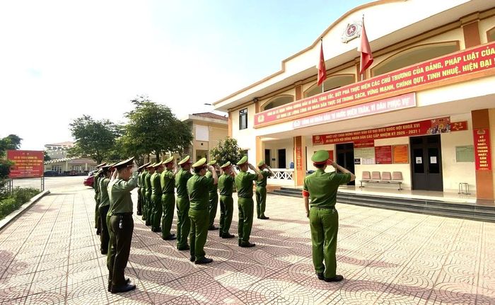 Chi bộ Công an xã tổ chức lễ chào cờ.