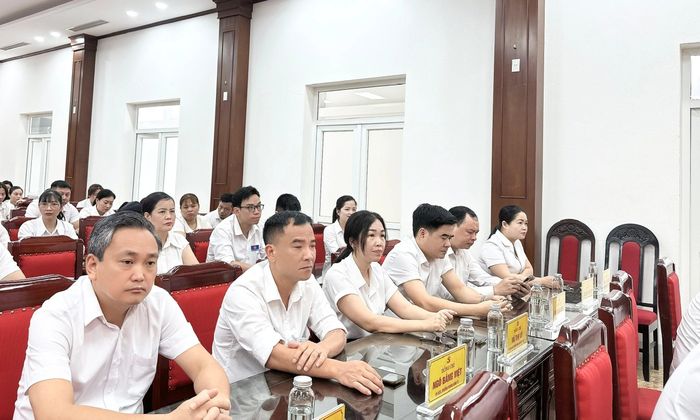 Các đại biểu dự buổi sinh hoạt dưới cờ.