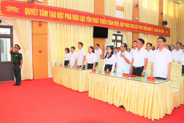 Các đại biểu thực hiện nghi lễ chào cờ.