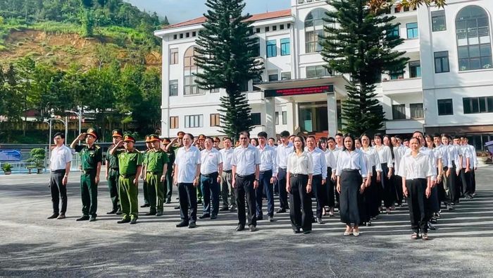 Các đại biểu thực hiện nghi lễ chào cờ và hát Quốc ca.