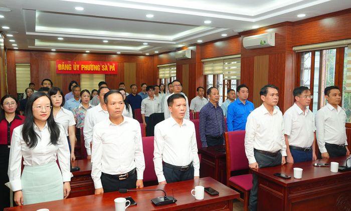 Các đại biểu thực hiện nghi lễ chào cờ.