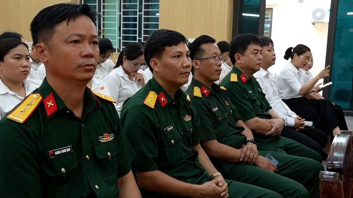 Đại biểu dự buổi lễ.
