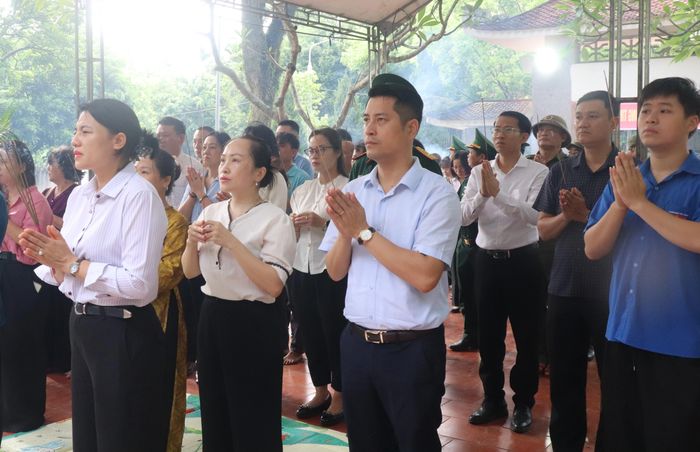 Các đại biểu dâng hương tưởng niệm các anh hùng liệt sĩ.
