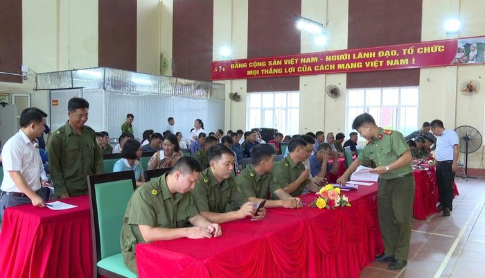 Đại biểu tham gia lấy ý kiến.