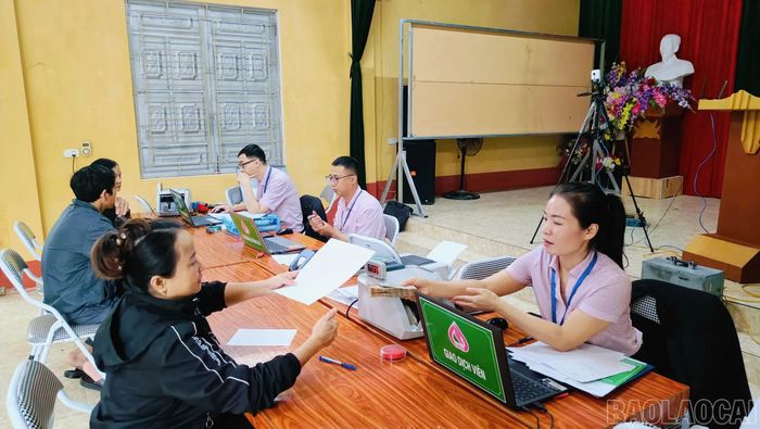 Cán bộ Ngân hàng Chính sách xã hội Chi nhánh tỉnh Lào Cai làm thủ tục giải ngân cho khách hàng.