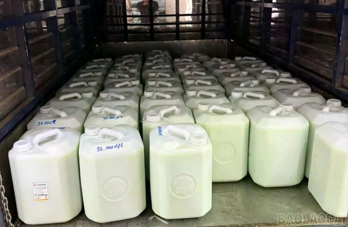 Lực lượng chức năng kiểm tra, xử lý cơ sở kinh doanh 880 lít rượu không rõ nguồn gốc.