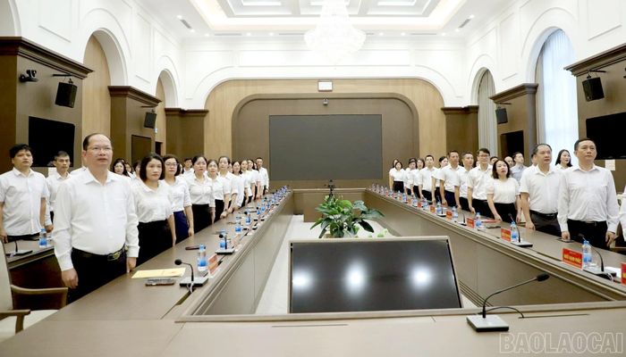 Sáng nay (6/7), tại trụ sở UBND tỉnh đã diễn ra Lễ chào cờ và sinh hoạt tư tưởng dưới cờ.
