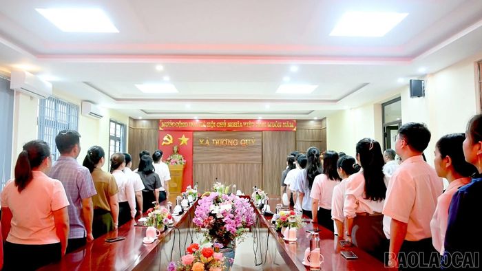 Xã Dương Quỳ tổ chức Lễ chào cờ và sinh hoạt tư tưởng dưới cờ.