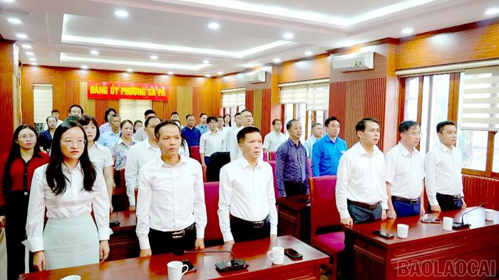 Lễ chào cờ và sinh hoạt tư tưởng dưới cờ diễn ra sáng nay (6/7) tại phường Sa Pa.