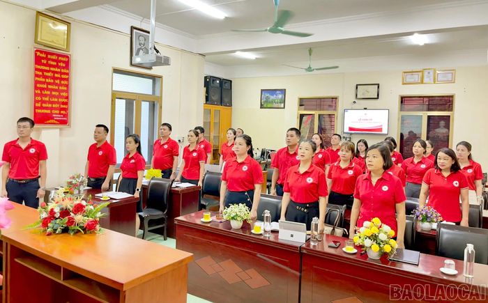 Hội Chữ thập đỏ tỉnh tổ chức Lễ chào cờ và sinh hoạt tư tưởng dưới cờ với tinh thần nghiêm túc.