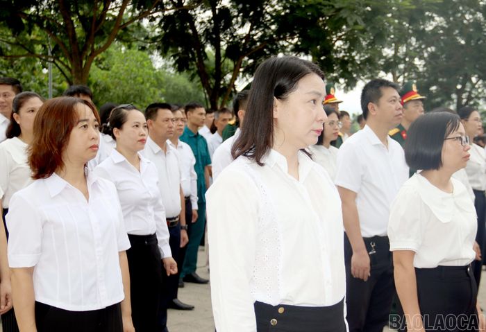 Cán bộ, công chức, viên chức, người lao động và lực lượng vũ trang phường Âu Lâu tham gia Lễ chào cờ và sinh hoạt tư tưởng dưới cờ sáng nay (6/7).