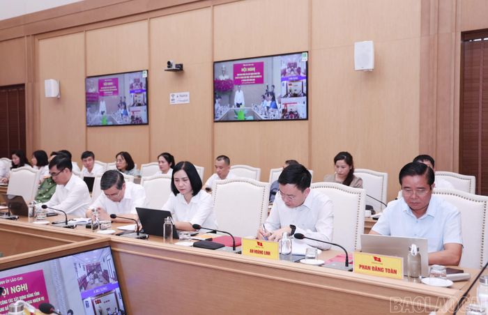 Đại biểu dự hội nghị tại điểm cầu Tỉnh ủy.