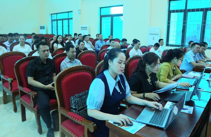 Các đại biểu và học viên dự khai mạc lớp bồi dưỡng.