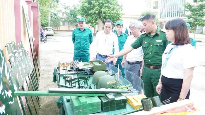 Đại biểu tham quan gian trưng bày học cụ.