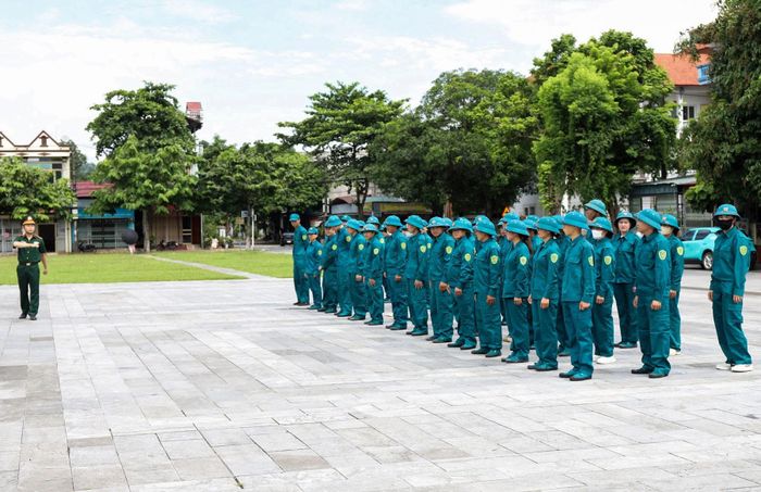 Huấn luyện điều lệnh đội ngũ.