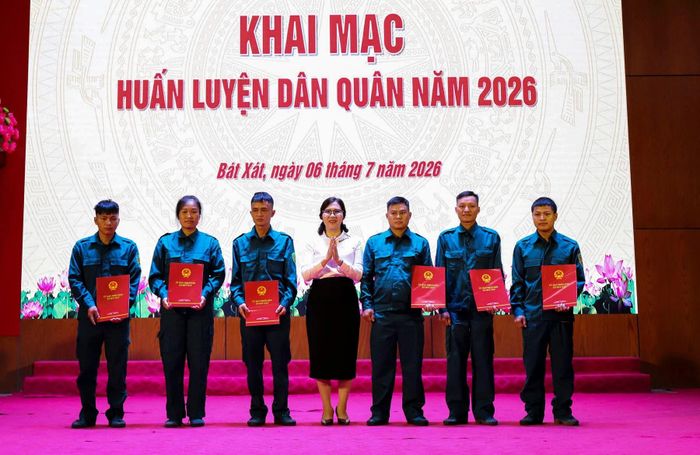 Trao quyết định công nhận dân quân hoàn thành nghĩa vụ.