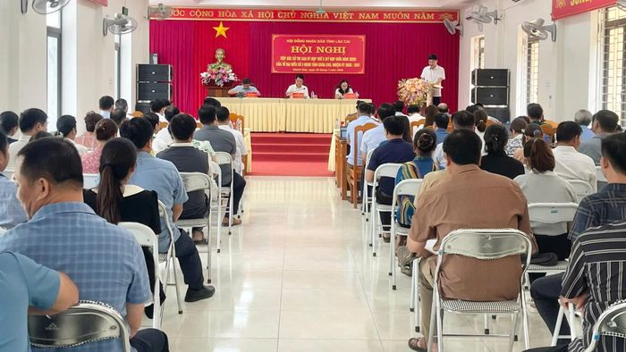 Quang cảnh buổi tiếp xúc cử tri.
