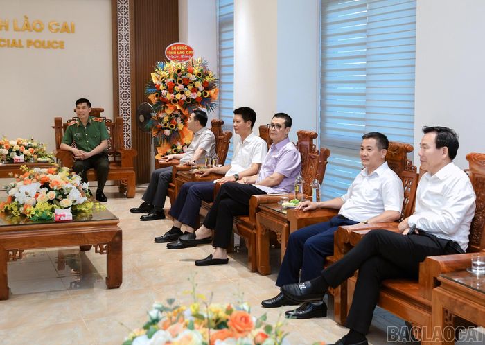 Các đại biểu dự buổi chúc mừng.