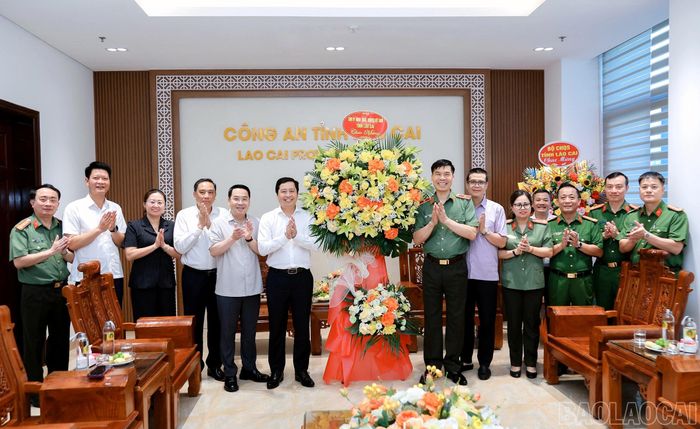 Các đồng chí trong Thường trực Tỉnh ủy tặng hoa chúc mừng lực lượng An ninh nhân dân Công an tỉnh Lào Cai nhân kỷ niệm 80 năm Ngày truyền thống.
