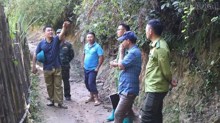 Ông Nguyễn Đức Hải - Phó Chủ tịch UBND xã Mù Cang Chải chỉ đạo công tác khắc phục hậu quả mưa lũ tại các thôn.