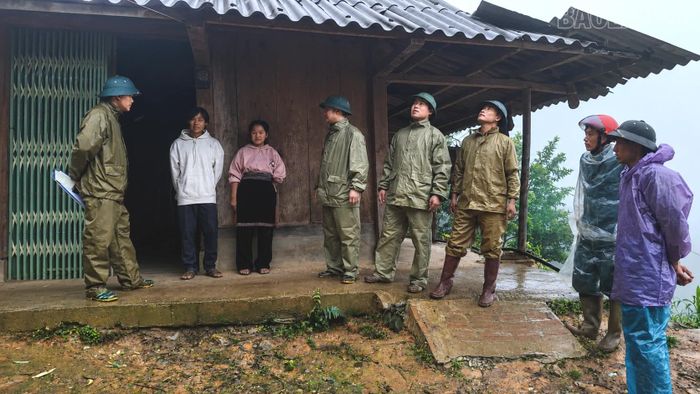 Lãnh đạo xã Púng Luông đến vận động hộ dân di dời khỏi khu vực nguy hiểm.