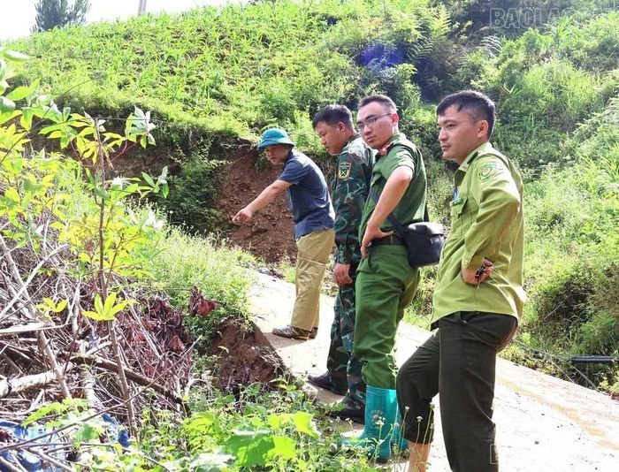 Các lực lượng chức năng xã Mù Cang Chải đi kiểm tra các điểm có nguy cơ sạt lở.