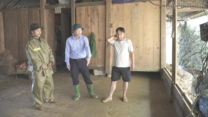 Chủ tịch UBND xã Púng Luông Phạm Tiến Lâm (giữa) đi kiểm tra công tác khắc phục sạt lở tại thôn Dế Su Phình.