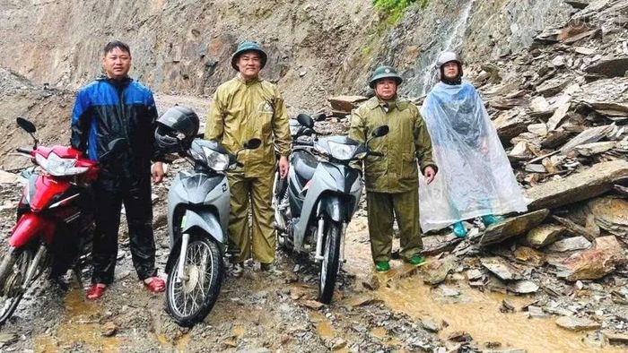 Lãnh đạo xã Mù Cang Chải đi kiểm tra và chỉ đạo công tác khắc phục hậu quả mưa lũ.