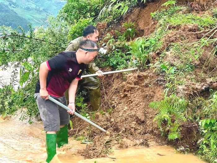 Người dân xã Mù Cang Chải khẩn trương khắc phục các điểm sạt lở gây ách tắc giao thông.