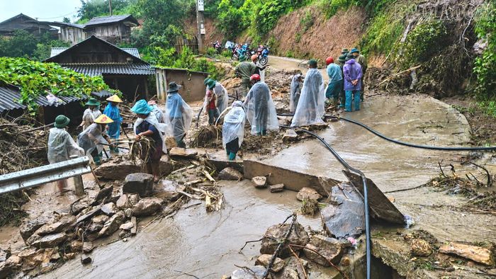 Người dân thôn Phình Hồ chủ động dọn dẹp, giải tỏa đất đá trên tuyến đường vào thôn.