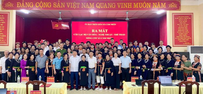 Đại biểu và thành viên câu lạc bộ chụp ảnh lưu niệm.