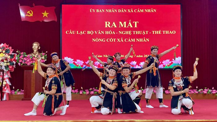 Biểu diễn văn nghệ tại lễ ra mắt.