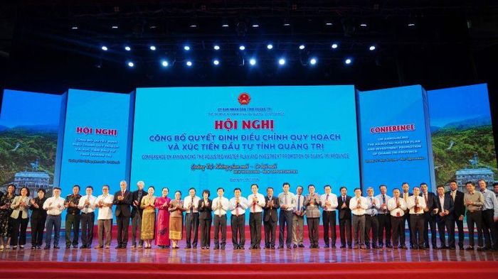 Lãnh đạo tỉnh Quảng Trị công bố quyết định điều chỉnh quy hoạch tỉnh thời kỳ 2021 - 2030.