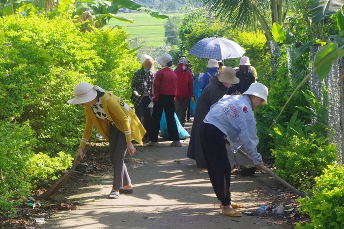 Người dân tham gia dọn dẹp vệ sinh, tôn tạo cảnh quan nông thôn