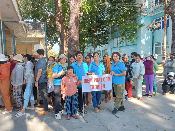 Điểm phát cơm từ thiện là phao cứu sinh cho nhiều bệnh nhân nghèo