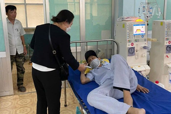 Chị Diễm ở Nam Chính thăm và hỗ trợ tiền cho bệnh nhân