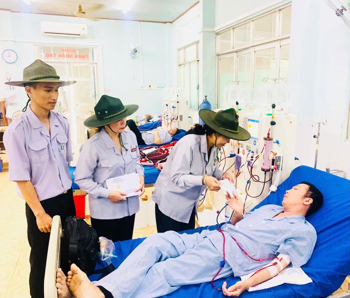 Ban Từ thiện Đoàn sinh Quảng Đức thăm và hỗ trợ tiền cho bệnh nhân chạy thận