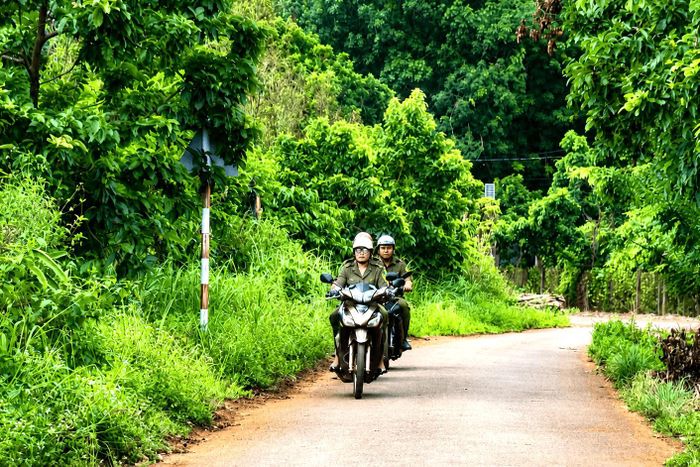 Lực lượng tham gia bảo vệ ANTT ở cơ sở xã Quảng Tín tuần tra, nắm tình hình an ninh trật tự trên địa bàn