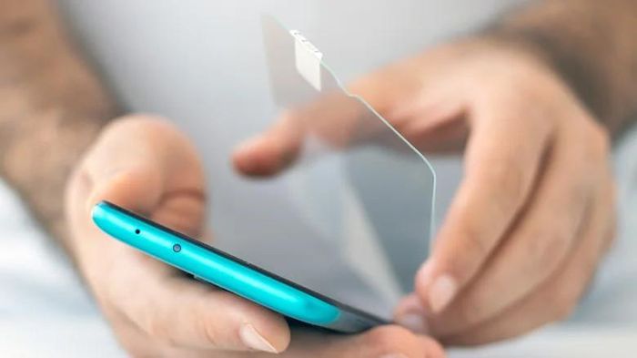 Miếng dán có tính năng chống dầu mang lại cảm giác sử dụng mượt mà và dễ dàng vệ sinh hơn.