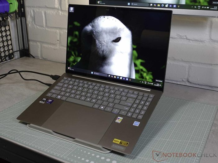Hình ảnh thực tế của Acer Swift 16 mới.
