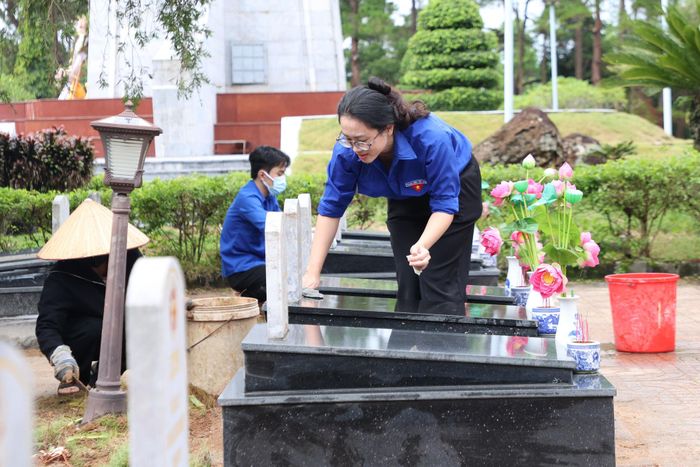 Đoàn viên, thanh niên các địa phương vệ sinh lại các phần mộ đã thực hiện xong việc lấy mẫu