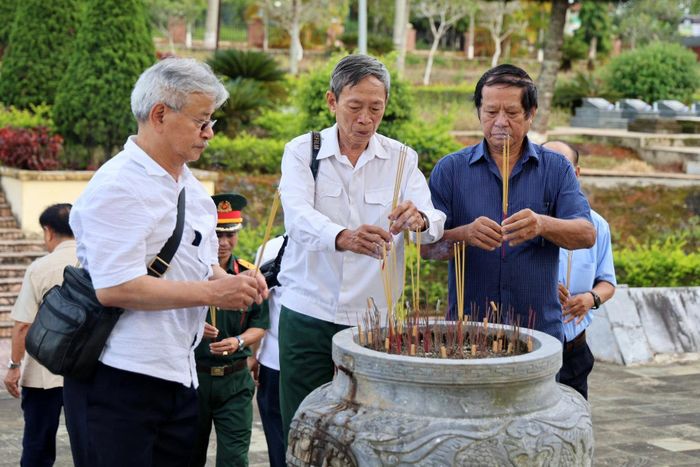 Ban Liên lạc Cựu chiến binh Trung đoàn 174, Sư đoàn 5 viếng Nghĩa trang Liệt sĩ Tuy Đức