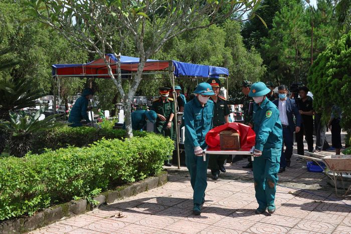Cán bộ, chiến sĩ đưa HCLS tới khu vực để lấy mẫu