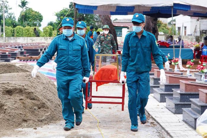 Công tác lấy mẫu đồng thời được triển khai khẩn trương, nghiêm túc tại các Nghĩa trang Liệt sĩ khu vực phía Tây Lâm Đồng